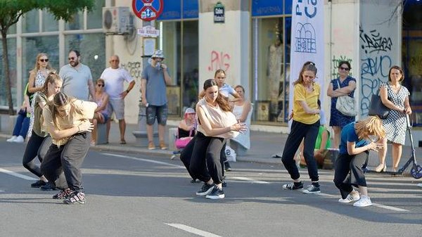 Comment s'initier ou se perfectionner aux danses et au théâtre des festivals du monde ?