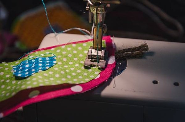 Comment apprendre à confectionner ses propres vêtements et accessoires inspirés des festivals du monde ?
