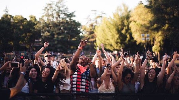 Quelles sont les tendances et les influences de l'art contemporain des festivals du monde?
